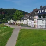 Wohnen Am Ufer Der Mosel In *