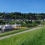 Nyaraló Wohnen Am Ufer Der Mosel In *