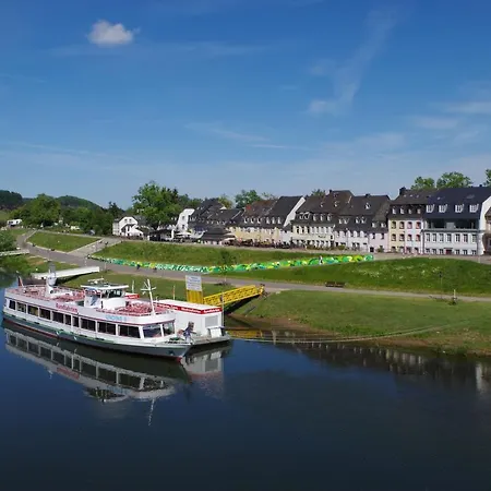 Wohnen Am Ufer Der Mosel In *