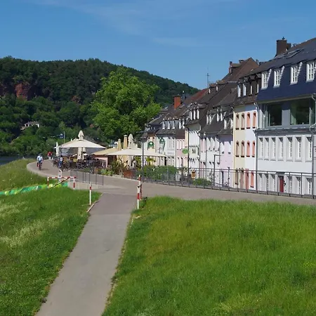 Wohnen Am Ufer Der Mosel In *