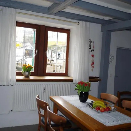 Wohnen Am Ufer Der Mosel In