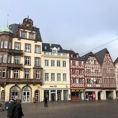 Wohnen Am Ufer Der Mosel In Treviri