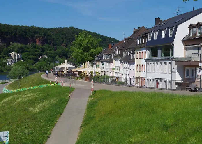 Wohnen Am Ufer Der Mosel In *